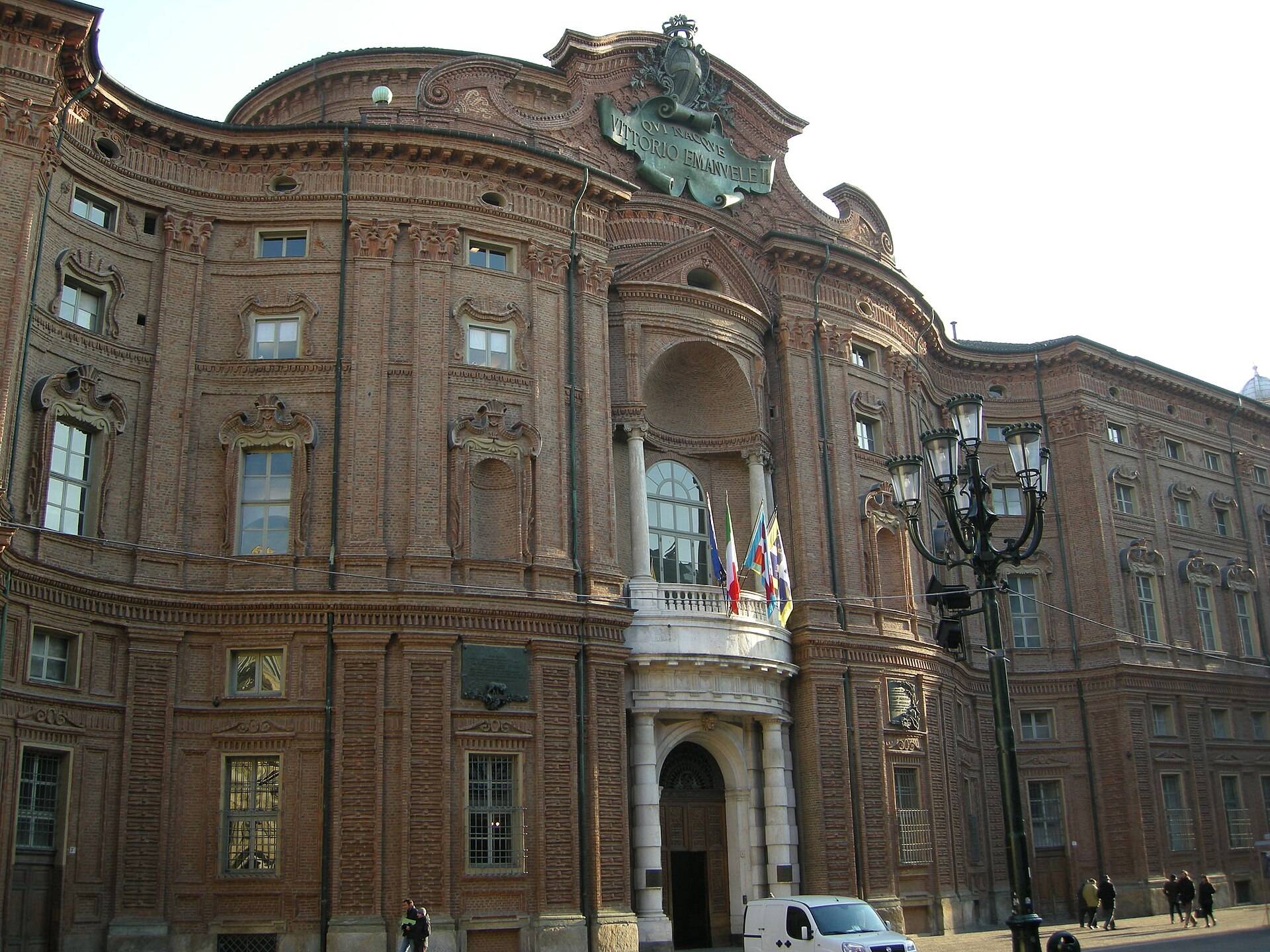 La façade de brique du palais Carignan à Turin, côté place Carignan