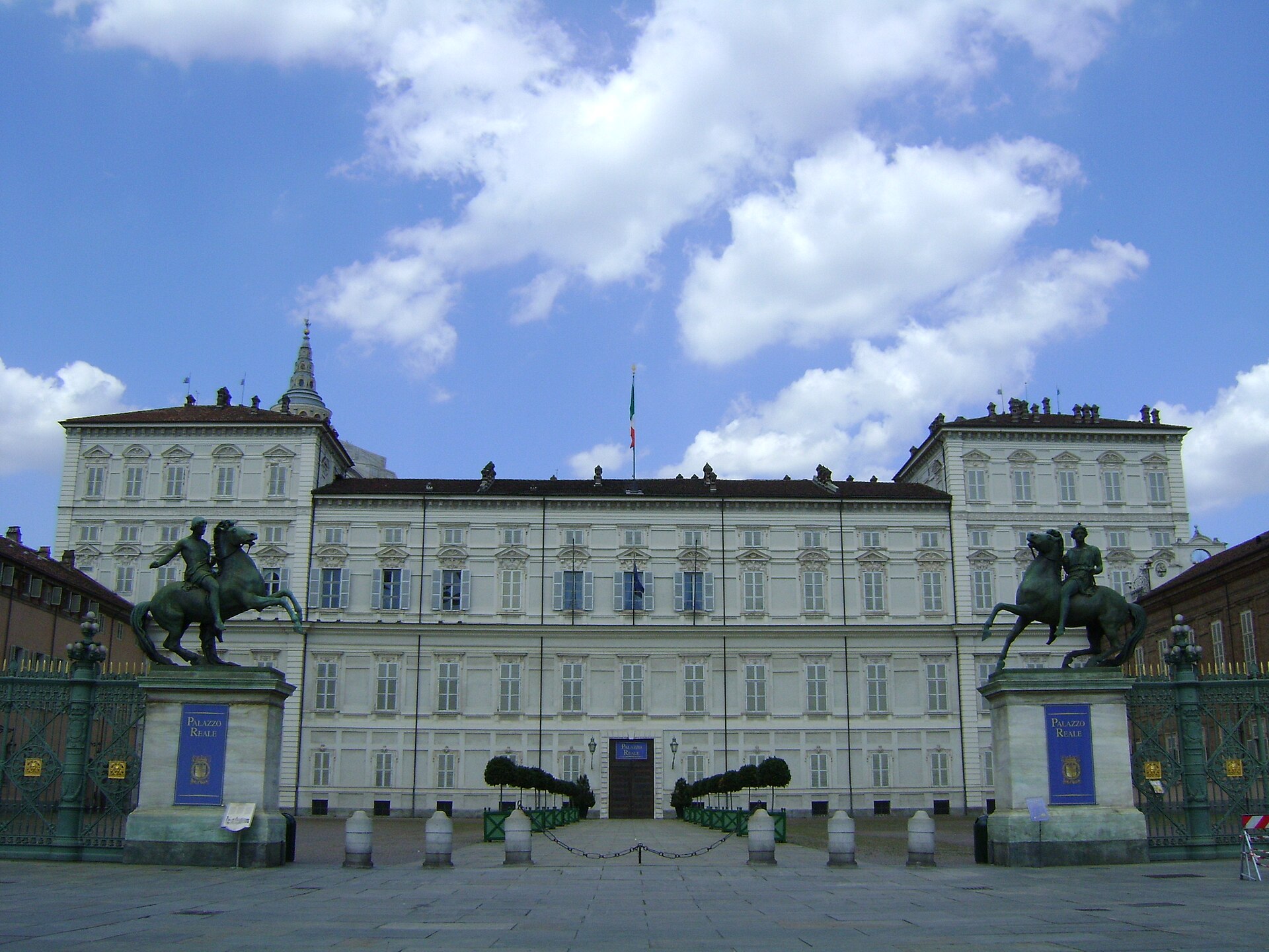 La façade du palais royal de Turin, entre deux statues équestres