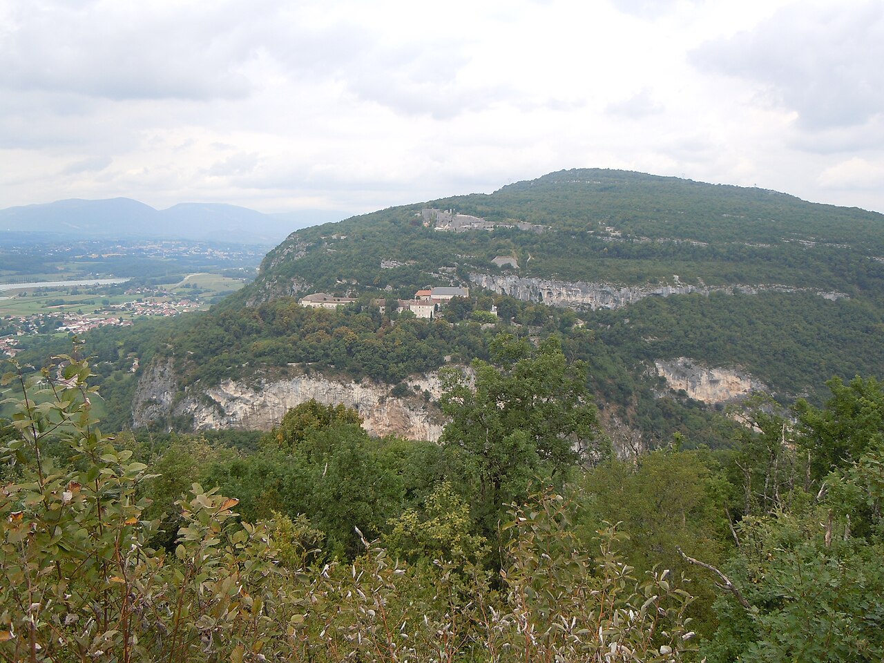 La chartreuse de Pierre-Châtel sur son rocher, au-dessus du Rhône