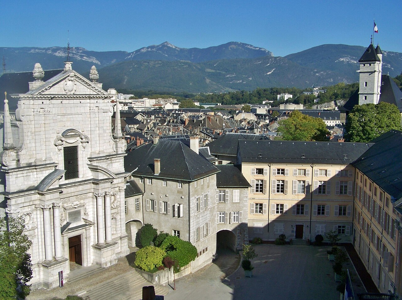 Le château des ducs de Savoie à Chambéry, avec la Sainte-Chapelle au-dessus de la place