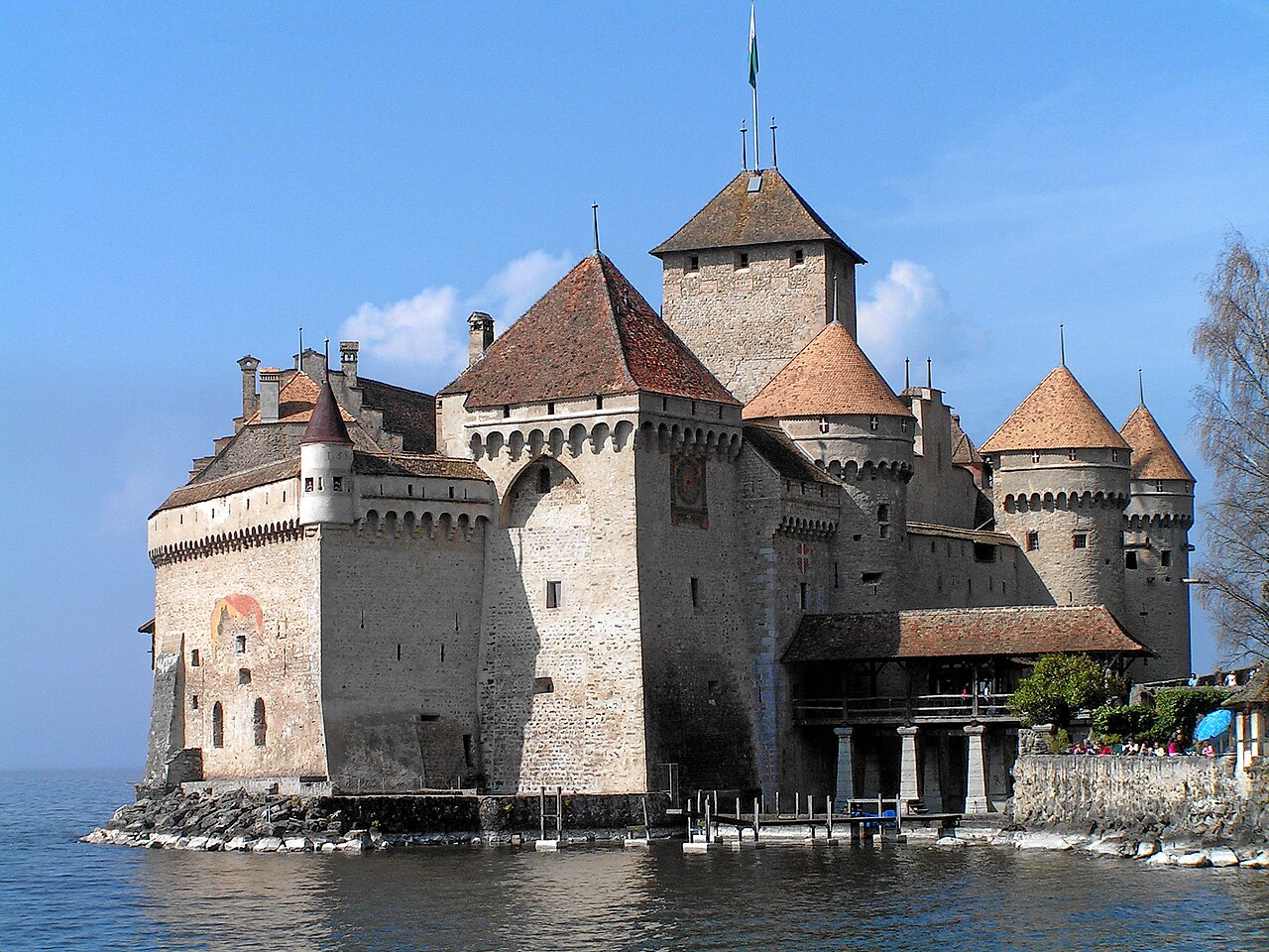 Le château de Chillon sur le lac Léman, avec les Dents du Midi en arrière-plan