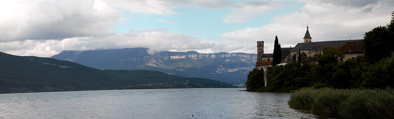 L’abbaye d’Hautecombe au bord du lac du Bourget, vue depuis l’eau